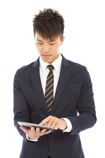 Jovem empresário segurando um tablet e tela tocante — Fotografia de Stock