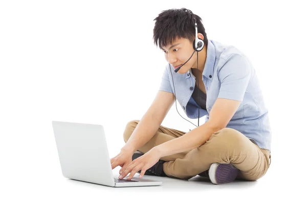 Junger Mann entspannt sich auf dem Boden und lernt Sprache — Stockfoto