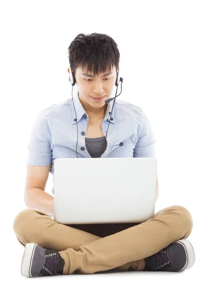 Jonge man zittend op de vloer en leren — Stockfoto