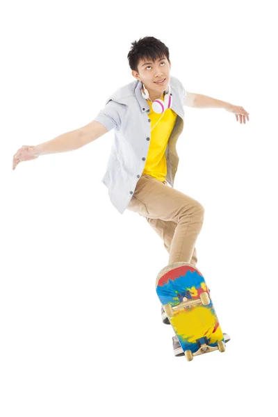 若い男のスケート ボードに孤立した白い背景をジャンプするには — ストック写真