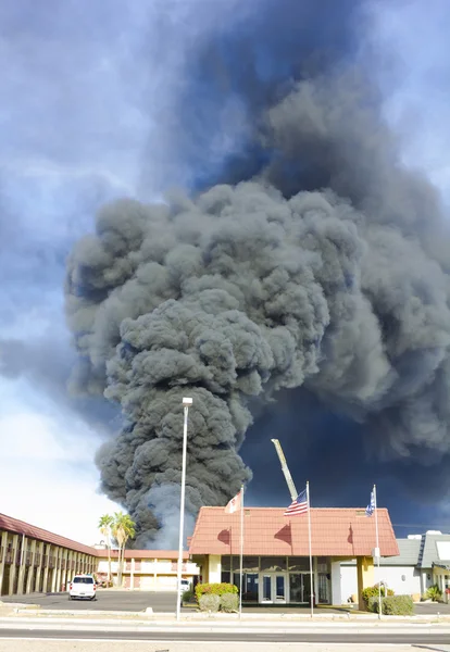 Hotel serious conflagration produce heavy smoke — Stock Photo, Image