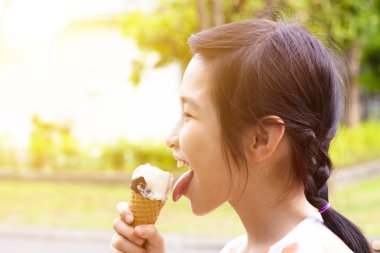 gün batımı arka plan ile dondurma yeme mutlu küçük kız