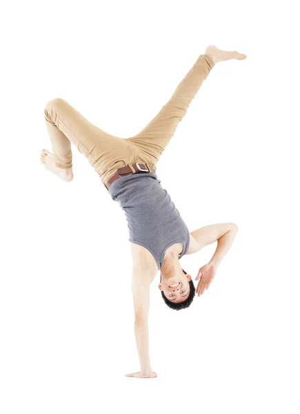 Jovem dançando um breakdance e pose de suporte de mão — Fotografia de Stock