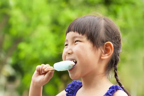 Glückliches kleines Mädchen isst Eis am Stiel zur Sommerzeit — Stockfoto