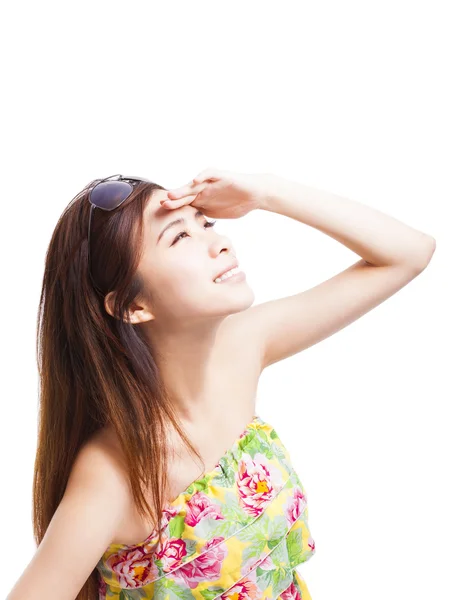 Jonge vrouw verhogen hand ter dekking van zonlicht — Stockfoto