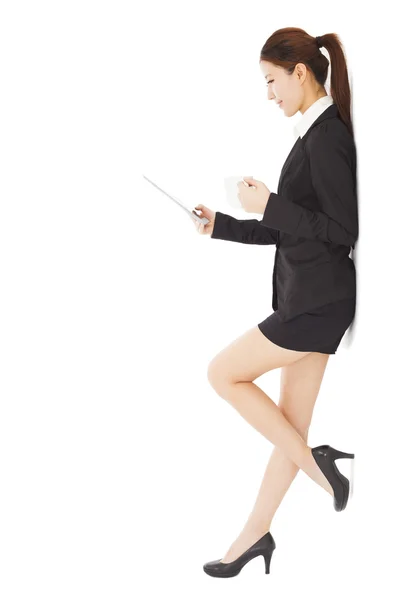 Young businesswoman holding tablet and cups — Stock Photo, Image