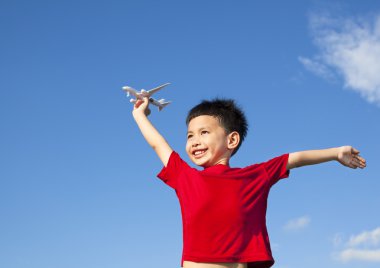 mutlu çocuk uçak oyuncak ve Kollarını açarak holding