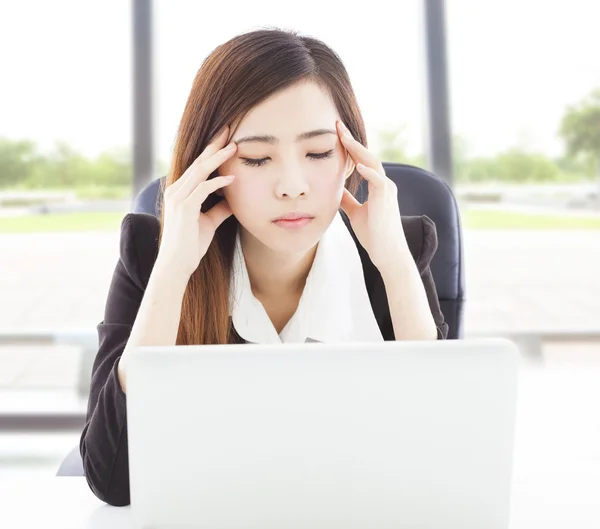 Geschäftsfrau spürt Kopfschmerzen und einen schmerzhaften Gesichtsausdruck — Stockfoto