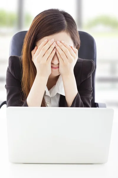 Jonge zakenvrouw uitgeput voelen en dekking van haar ogen — Stockfoto