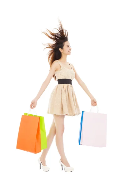 Mujer joven con bolsas de compras y caminar — Foto de Stock