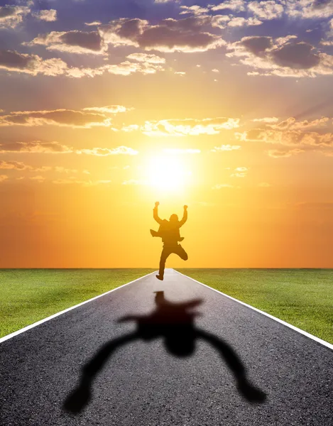 Hombre de negocios corriendo felizmente a la carretera exitosa con puesta de sol —  Fotos de Stock