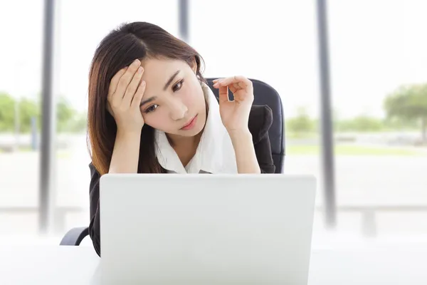 Jonge zakenvrouw voelen moe en bedrijf hoofd — Stockfoto