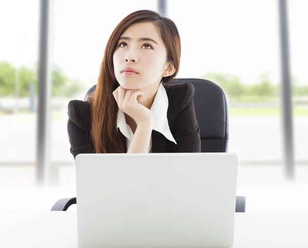 Joven mujer de negocios pensando en la oficina —  Fotos de Stock