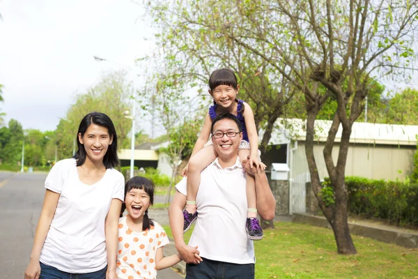 Happy family go hiking — Stock Photo, Image