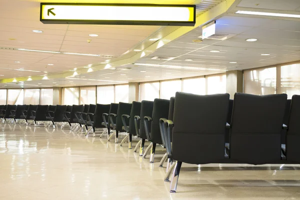 Wartezimmer mit leeren Stühlen. — Stockfoto