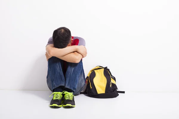 Estudiante aterrorizado sentado en el suelo — Foto de Stock