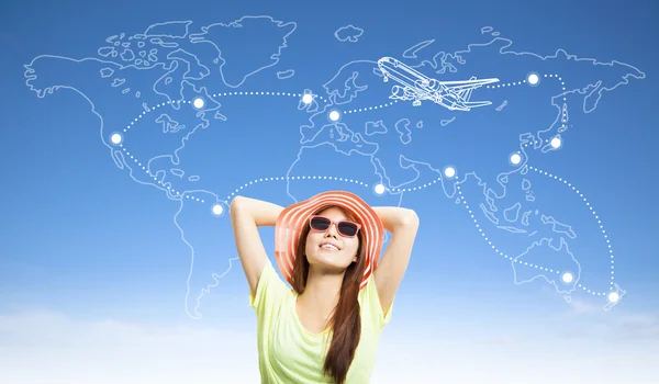 Sunny donna zaino in spalla pensando il suo piano di viaggio in tutto il mondo — Foto Stock