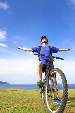 dağ bisikleti ve Kollarını açarak üzerinde oturan yakın çekim adam, rahatlamak için
