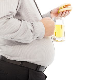 hamburger ve bira bardağı tutan şişman iş adamı