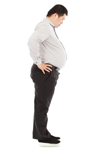 Tlustý obchodní muž stojící na váha měřítko — Stock fotografie