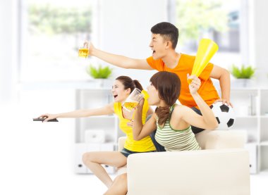 Gençler bağırıyor ve futbol izlerken heyecanlı