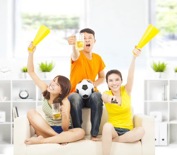 Young people shouting to encourage their  team  win at home — Stock Photo, Image