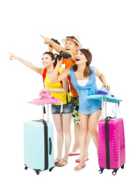 mutlu genç backpackers yönlendirmek için el kaldırsın