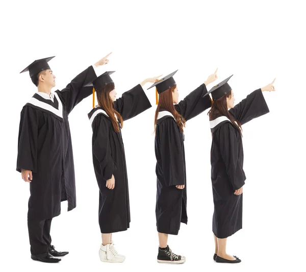 Estudiantes de posgrado de pie una fila y señalando lo mismo — Foto de Stock