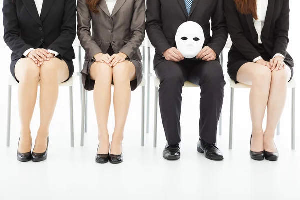 Geschäftsleute warten mit seltsamer Maske auf Vorstellungsgespräch — Stockfoto