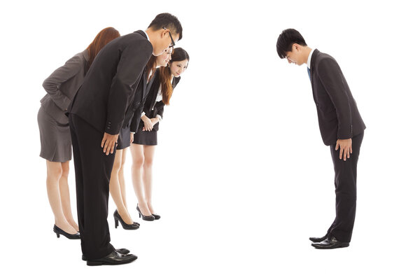 деловые люди и босс с бантом и скребком
