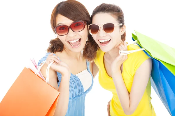 Gelukkig mode jonge zusters met shopping tassen — Stockfoto