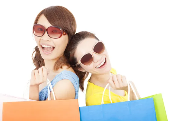 Mladé sestry, hospodářství, nákupní tašky a zády k sobě — Stock fotografie
