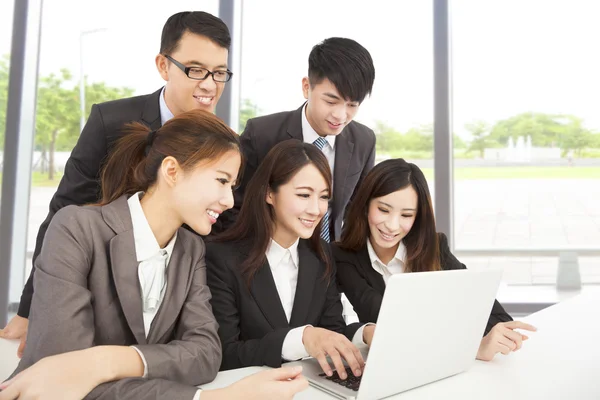 Gelukkig Aziatische business team dat werkt in office — Stockfoto