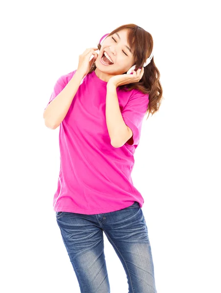 Joven hermosa mujer disfrutando de la música y el canto — Foto de Stock