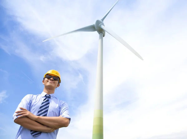 風力発電機の側に立って若い士 — ストック写真