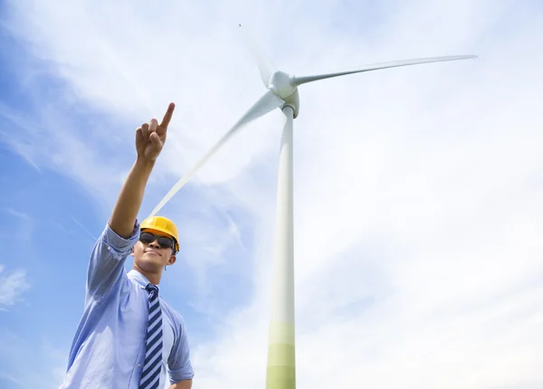 Professionell ingenjör höja fingret med vindkraftgenerator — Stockfoto