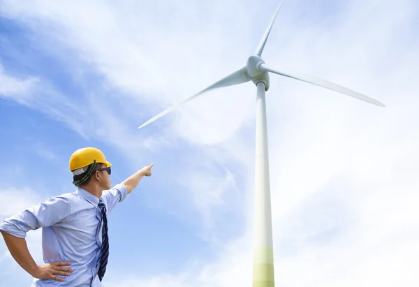 風力発電に立っている若いエンジニアとポイント — ストック写真