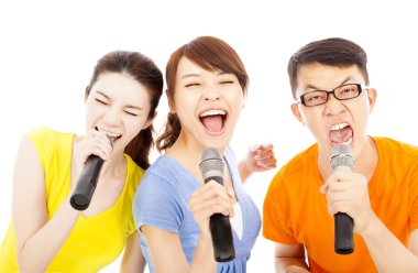 mutlu genç grup having oyunculuk ile karaoke şarkı