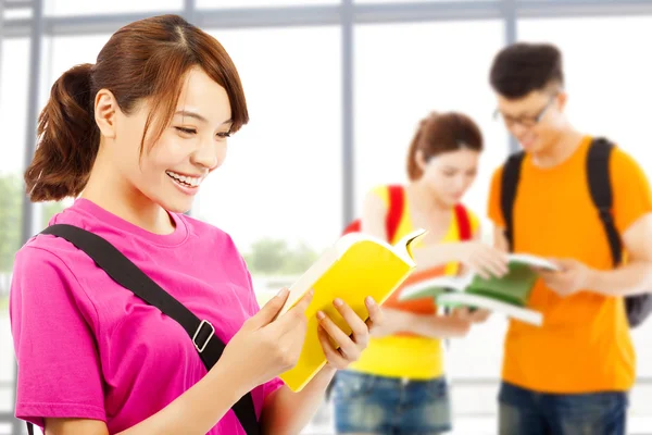 Junge Schülerin liest mit Klassenkameraden in der Schule ein Buch — Stockfoto