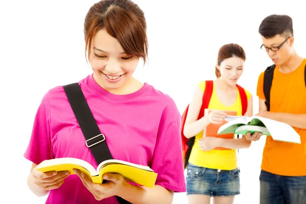 Asiatico giovane studente leggere un libro con compagni di classe — Foto Stock