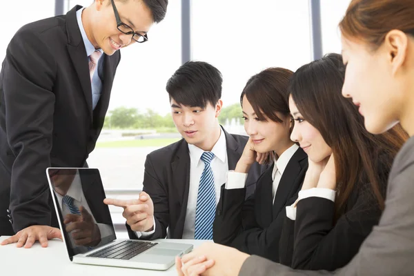 Zakenman laptop kunt verslag voorleggen collega — Stockfoto