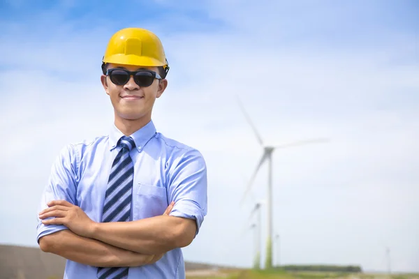 Självsäker ung ingenjör står med vindkraftgenerator — Stockfoto