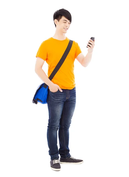 Junge Studentin beobachtet ein Smartphone mit weißem Hintergrund — Stockfoto