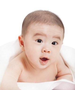 gülüyor ve kameraya bakarak şirin bebek