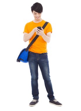 bir akıllı telefon tutarak ve dokunaklı genç bir öğrenci