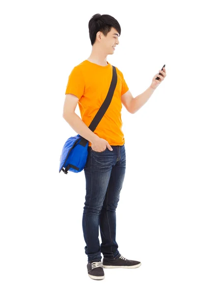 Ung student håller en smartphone med vit bakgrund — Stockfoto