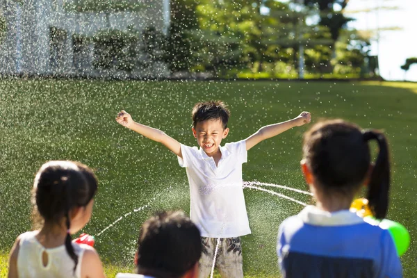 Küçük çocuk ceza su tabancası spreyi ıslak vücut için — Stok fotoğraf