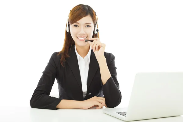 Junge professionelle Geschäftsfrau mit Kopfhörer und Laptop — Stockfoto