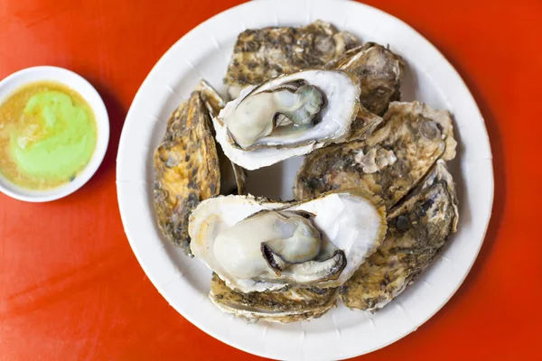 美味和营养的海洋食品，烧烤生蚝芥末 — 图库照片