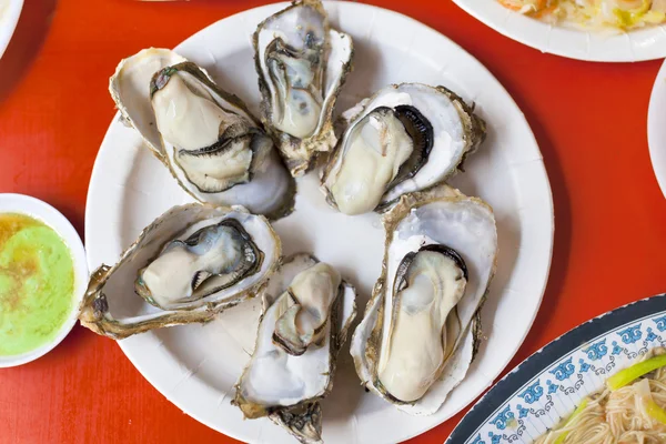 Heerlijke en voeding zeevruchten, barbecue oesters met mosterd — Stockfoto